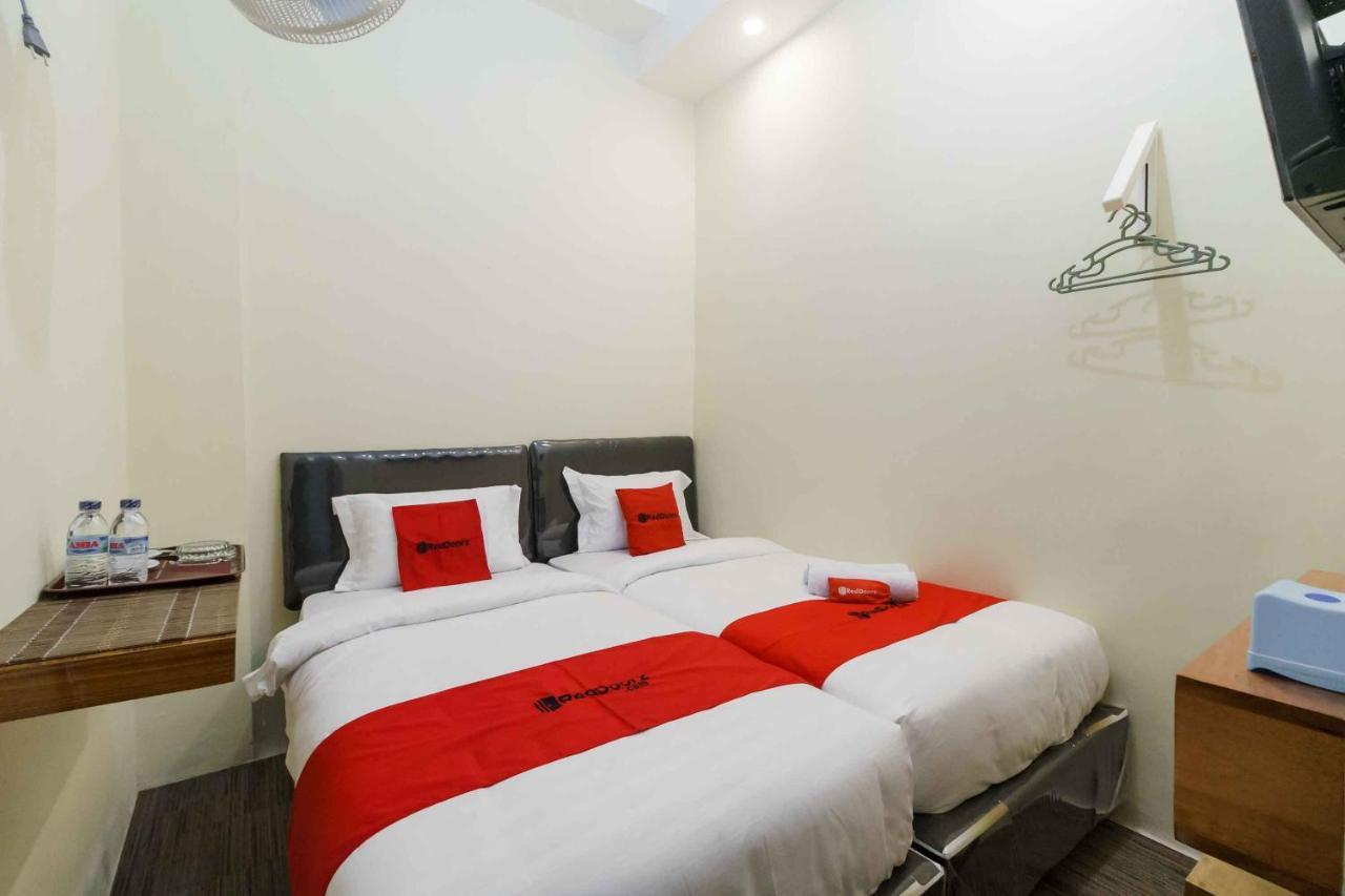 Reddoorz Syariah Near Lubang Jepang Bukittinggi Hotel Exterior photo