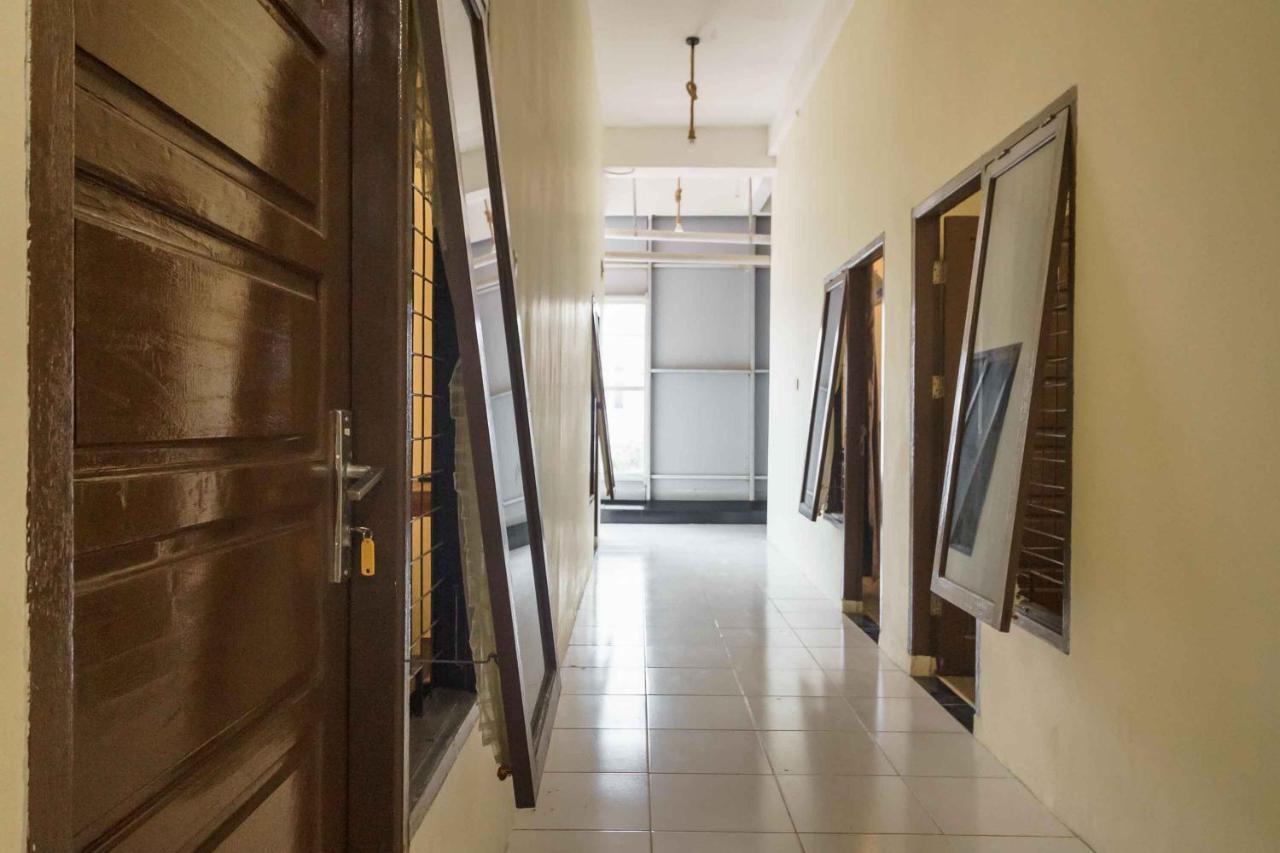 Reddoorz Syariah Near Lubang Jepang Bukittinggi Hotel Exterior photo